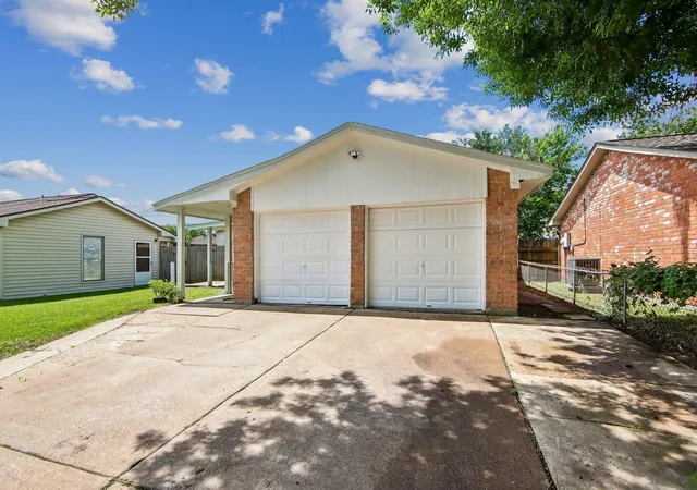 Homes for sale in League City, TX | 1809 Flamingo Dr, League City, TX 77573 | MLS# 87889751