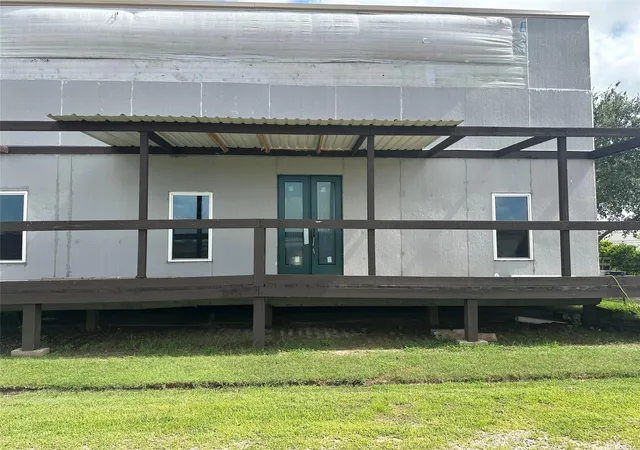 2nd image of 860 Wade St, Clute, TX 77531 | MLS# 29629866