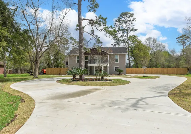 2nd image of 4509 Country Club Dr, Dickinson, TX 77539 | MLS# 46239561