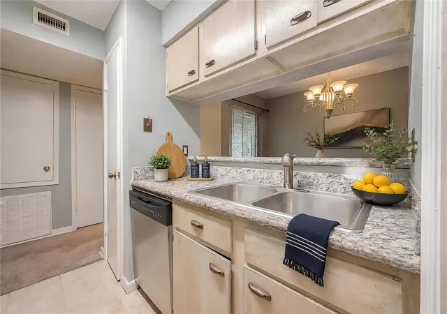 4th image of 700 Thicket Ln #106, Houston, TX 77079 | MLS# 43924203