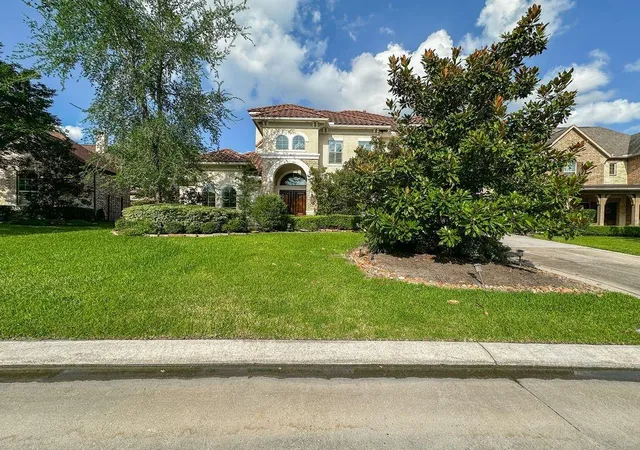 Photo 3 of Single family home for sale at 14 Spincaster Dr, Spring, TX 77389 | MLS# 47161874 | Listing updated on 2026-09-15