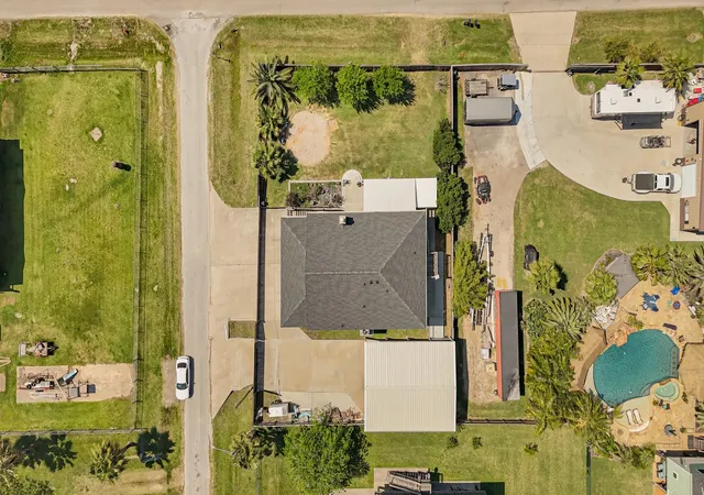 Homes for sale in Dickinson, TX | 939 8th St, Dickinson, TX 77539 | MLS# 29169460