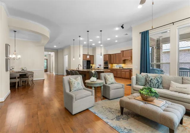 2nd image of 7 Brakendale Pl, The Woodlands, TX 77389 | MLS# 93691780