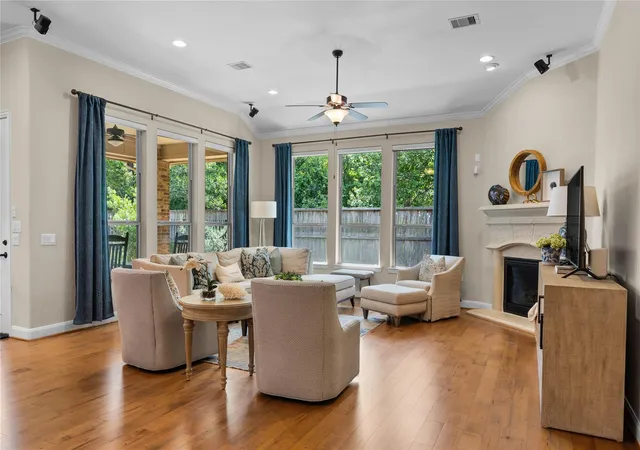 Photo 3 of Single family home for sale at 7 Brakendale Pl, The Woodlands, TX 77389 | MLS# 93691780 | Listing updated on 2026-09-05