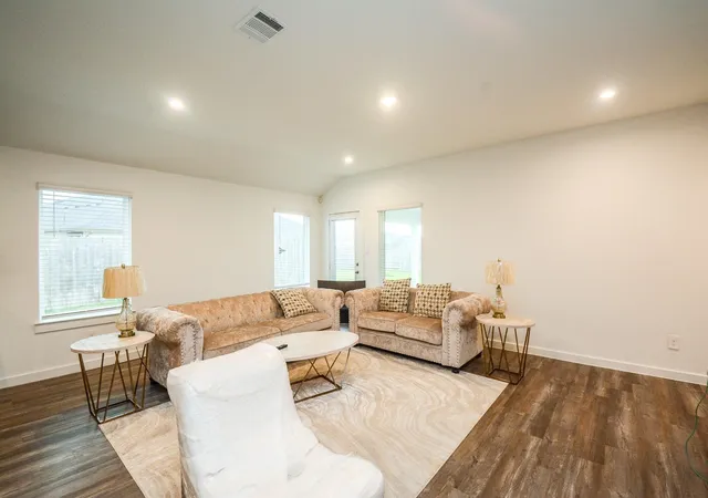 Photo 4 of Single family home for sale at 1111 Desert Willow Dr, Rosharon, TX 77583 | MLS# 82244168 | Listing updated on 2026-08-30