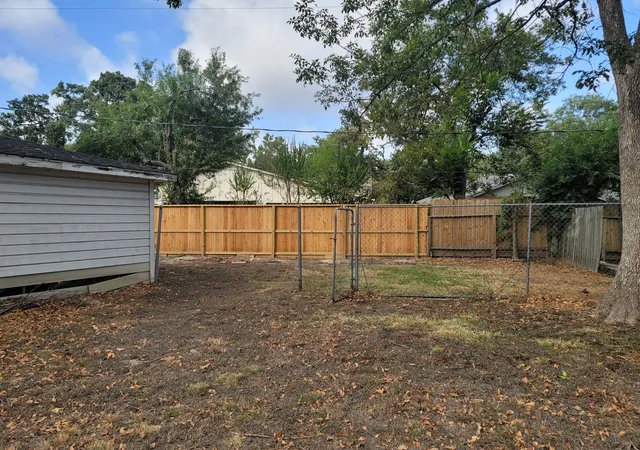 4th image of 7211 Deep Forest Dr, Houston, TX 77088 | MLS# 52868461