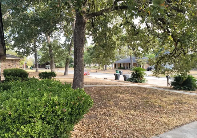 8th image of 7211 Deep Forest Dr, Houston, TX 77088 | MLS# 52868461