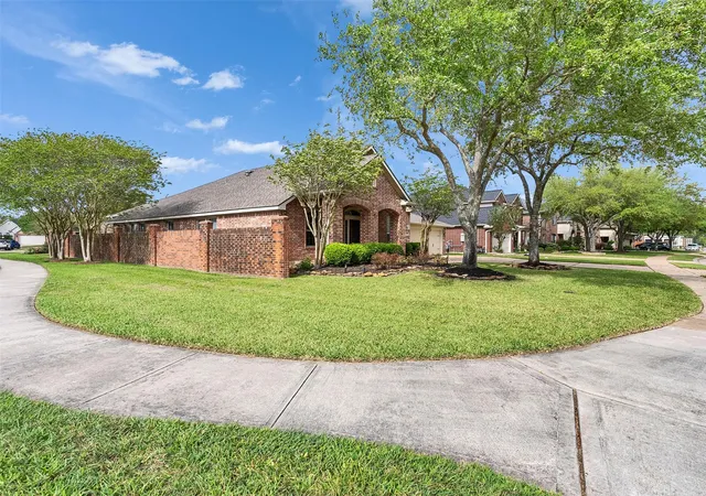 Photo 2 of Sale Pending at 2109 Noblewood Ct, League City, TX 77573 | MLS# 47233990 | Listing updated on 2026-08-31