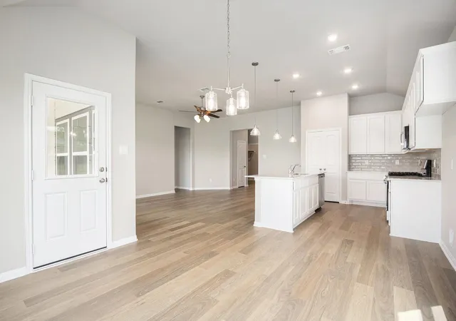 4th image of 2102 Twin Lakes Blvd, West Columbia, TX 77486 | MLS# 50960992