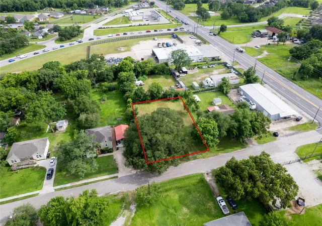 3rd image of 108 Morgan St, Alvin, TX 77511 | MLS# 59975590