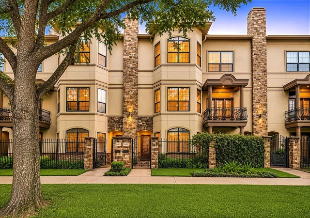 2nd image of 2409 Commonwealth St, Houston, TX 77006 | MLS# 94259161