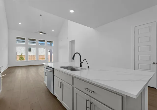 4th image of 8002 Treetop View Dr, Fulshear, TX 77441 | MLS# 27460291