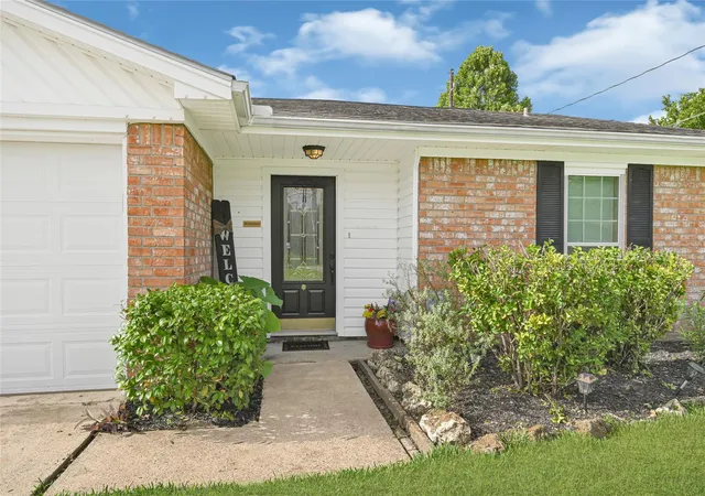 4th image of 10010 Lost Pine Dr, Baytown, TX 77521 | MLS# 73489025