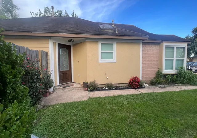 Homes for sale in Houston, TX | 6018 Beaconridge Dr, Houston, TX 77053 | MLS# 37629119