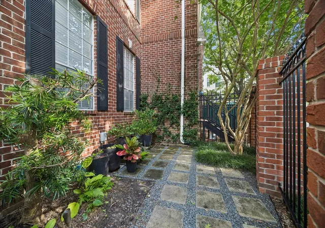 Photo 3 of Townhouse for sale at 6845 Staffordshire Blvd, Houston, TX 77030 | MLS# 49040444 | Listing updated on 2026-09-08