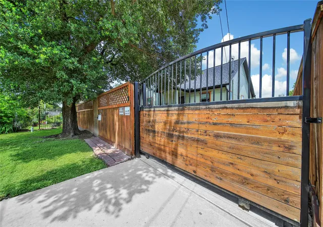2nd image of 2314 Carr St, Houston, TX 77026 | MLS# 92339269