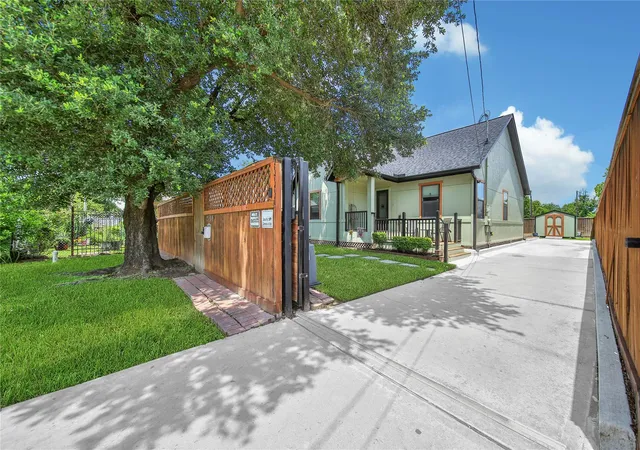 3rd image of 2314 Carr St, Houston, TX 77026 | MLS# 92339269