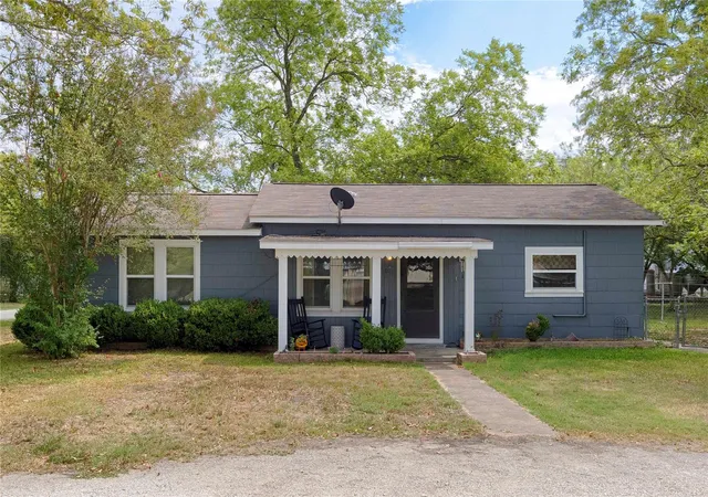Photo 1 of Single family home for sale at 401 W Live Oak And 504 S Pecan St, Moulton, TX 77975 | MLS# 30023477 | Listing updated on 2026-02-12