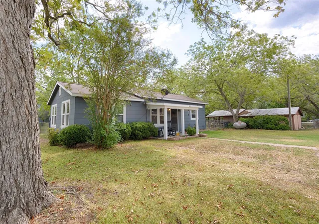 Photo 2 of Single family home for sale at 401 W Live Oak And 504 S Pecan St, Moulton, TX 77975 | MLS# 30023477 | Listing updated on 2026-02-12