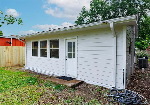 16th image of 704 W Willis St, Alvin, TX 77511 | MLS# 94804746