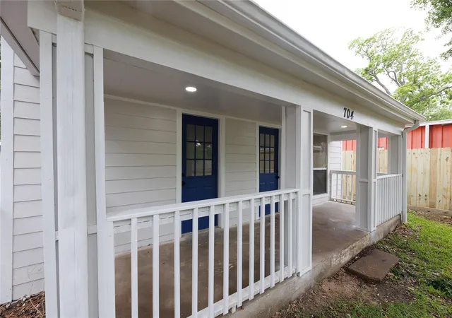 1st image of 704 W Willis St, Alvin, TX 77511 | MLS# 94804746