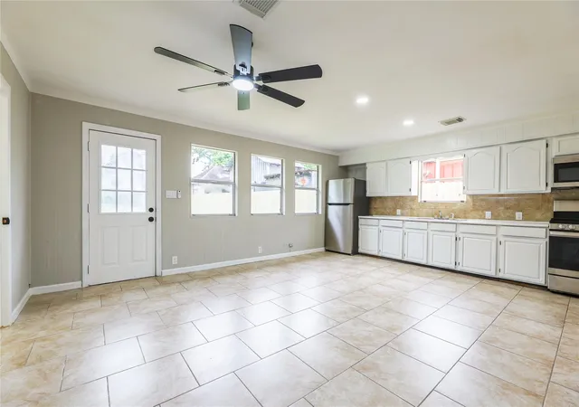 4th image of 704 W Willis St, Alvin, TX 77511 | MLS# 94804746