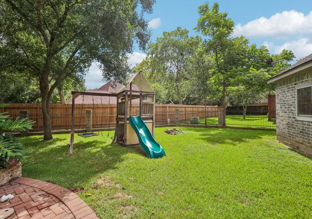 32nd image of 907 Remington Ct, Friendswood, TX 77546 | MLS# 81553229