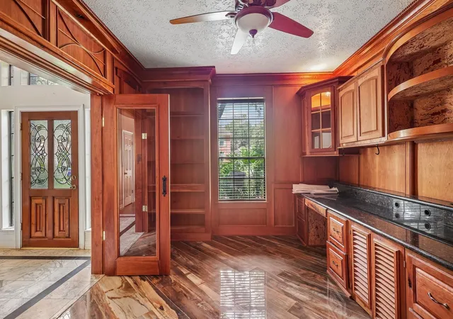 3rd image of 907 Remington Ct, Friendswood, TX 77546 | MLS# 81553229