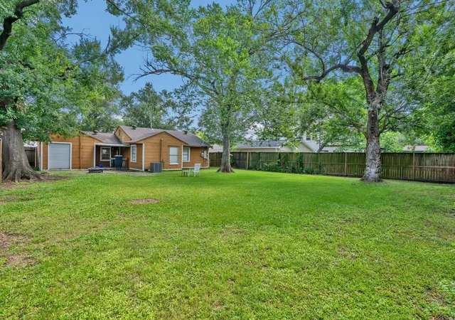 4th image of 6625 Sivley St, Houston, TX 77055 | MLS# 75346384