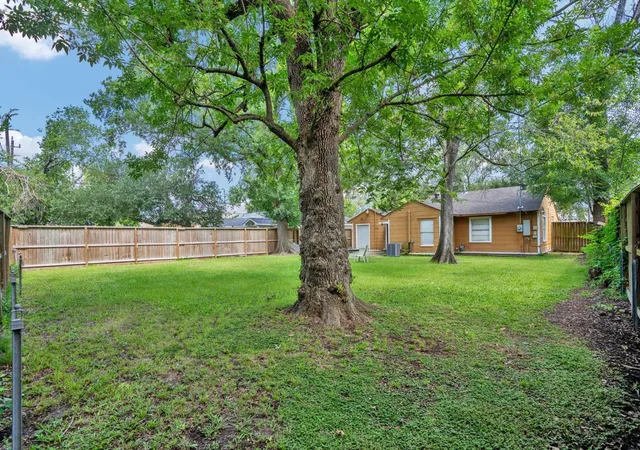 5th image of 6625 Sivley St, Houston, TX 77055 | MLS# 75346384