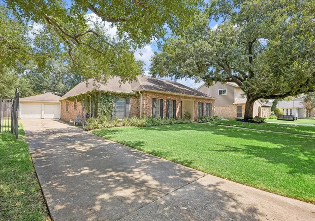 Photo 2 of Single family home for sale at 11010 Overbrook Ln, Houston, TX 77042 | MLS# 45423612 | Listing updated on 2026-09-13