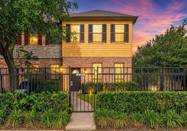 Townhouse for sale at 9120 Lakes At 610 Dr, Houston, TX 77054 | MLS# 54260008