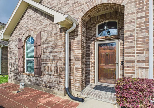 Photo 2 of Sale Pending at 401 W Bend Dr, League City, TX 77573 | MLS# 76790196 | Listing updated on 2026-08-31