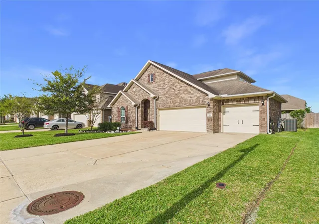 Photo 3 of Sale Pending at 401 W Bend Dr, League City, TX 77573 | MLS# 76790196 | Listing updated on 2026-08-31