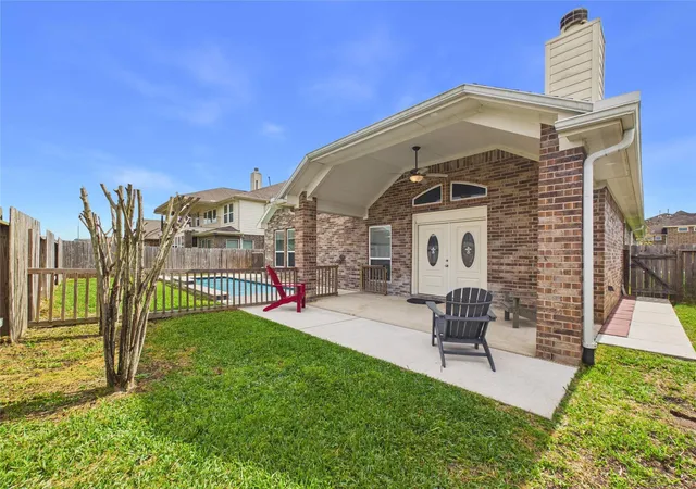 Photo 3 of Sale Pending at 401 W Bend Dr, League City, TX 77573 | MLS# 76790196 | Listing updated on 2026-08-31
