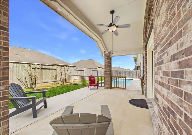 Photo 4 of Sale Pending at 401 W Bend Dr, League City, TX 77573 | MLS# 76790196 | Listing updated on 2026-08-31