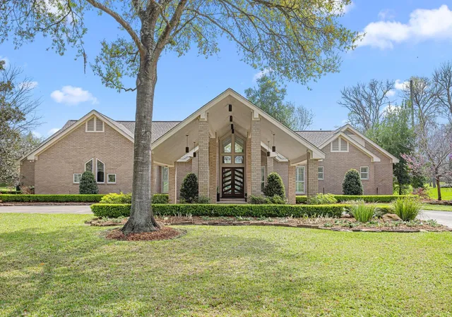 Photo 1 of Single family home for sale at 211 Golfview Dr, Richmond, TX 77469 | MLS# 33657951 | Listing updated on 2026-09-17