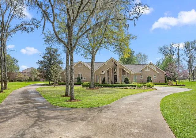 Photo 2 of Single family home for sale at 211 Golfview Dr, Richmond, TX 77469 | MLS# 33657951 | Listing updated on 2026-09-17