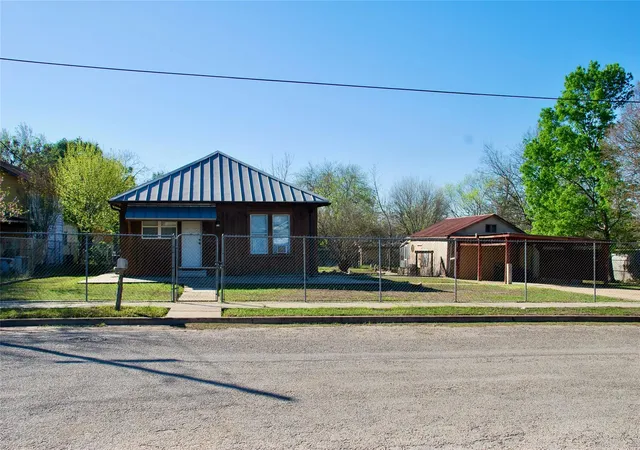 1st image of 125 W Wallace St, Gonzales, TX 78629 | MLS# 81473356