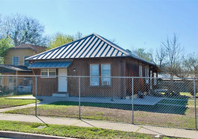 2nd image of 125 W Wallace St, Gonzales, TX 78629 | MLS# 81473356