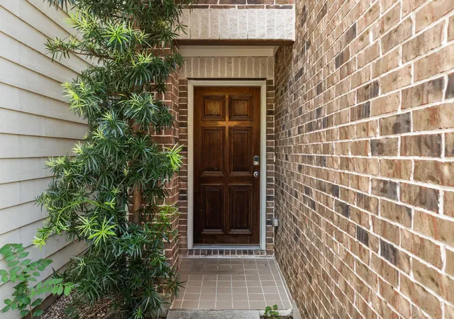 Photo 3 of Sale Pending at 650 Westcross St #42, Houston, TX 77018 | MLS# 98151648 | Listing updated on 2026-09-20