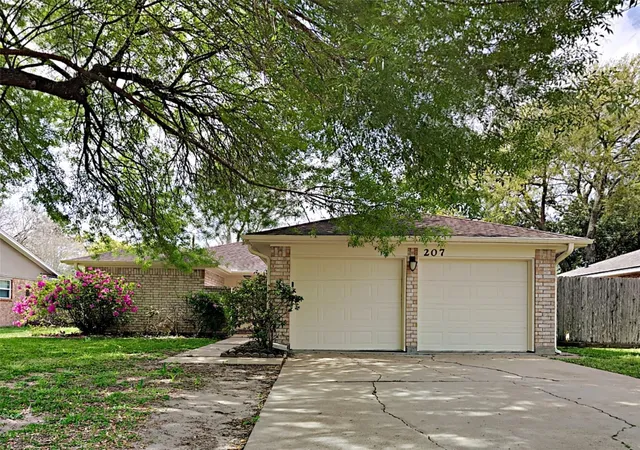 1st image of 207 Oakwood St, League City, TX 77573 | MLS# 97635073