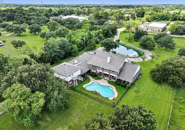 1st image of 2275 Washington Ave, Alvin, TX 77511 | MLS# 9865219