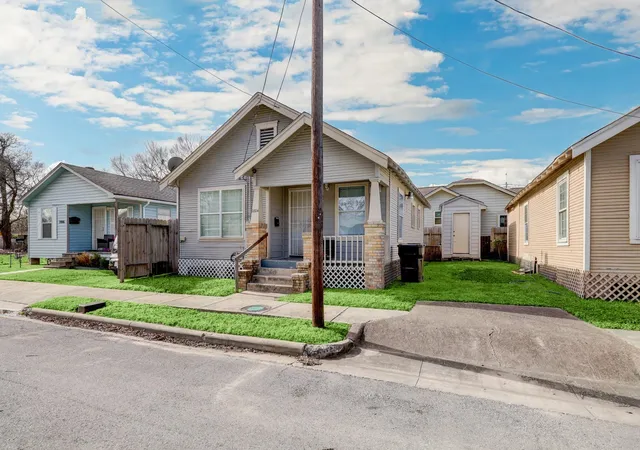 Photo 3 of Single family home for sale at 2804 Netleton St, Houston, TX 77004 | MLS# 25037045 | Listing updated on 2026-06-25