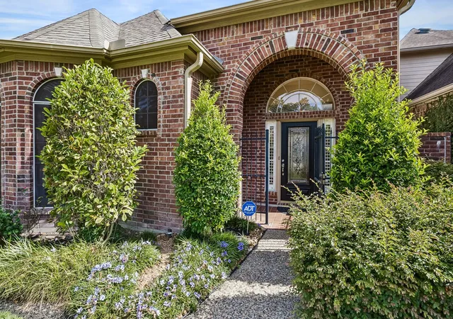Photo 2 of Single family home for sale at 6842 Queensclub Dr, Houston, TX 77069 | MLS# 94047627 | Listing updated on 2026-09-15