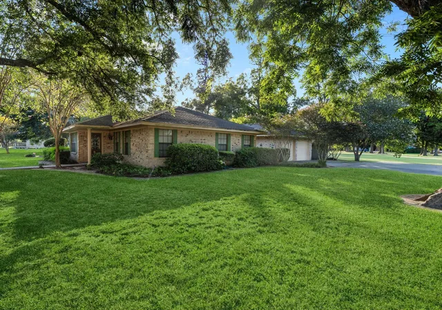 3rd image of 210 E Waring St, Dayton, TX 77535 | MLS# 77215211