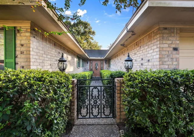 4th image of 210 E Waring St, Dayton, TX 77535 | MLS# 77215211