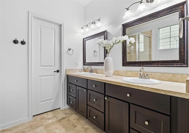 Photo 3 of Sale Pending at 2411 Beall St, Houston, TX 77008 | MLS# 93381189 | Listing updated on 2026-09-06