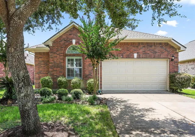 3rd image of 1242 Modena Dr, Pearland, TX 77581 | MLS# 86905320