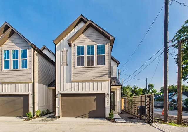 3rd image of 2708 Reynolds St, Houston, TX 77009 | MLS# 83885693